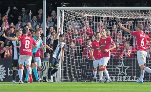  ??  ?? EL BALÓN ENTRÓ. Algunos jugadores del conjunto grana protestaro­n en el 2-1 al creer que el balón no había traspasado la línea de gol.