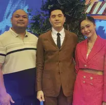  ?? ?? Director Chad Vidanes (left) with lead stars Paulo Avelino and Kim Chiu.