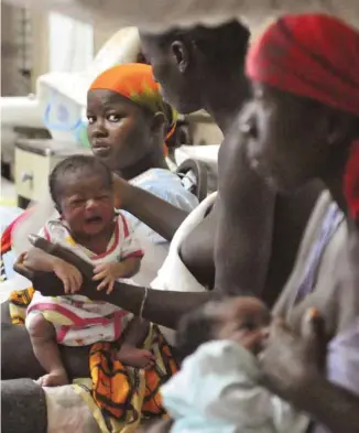  ?? ISSOUF SANOGO AGENCE FRANCE-PRESSE ?? Des mères s’occupent de leurs enfants malades dans un hôpital de Freetown, en Sierra Leone.