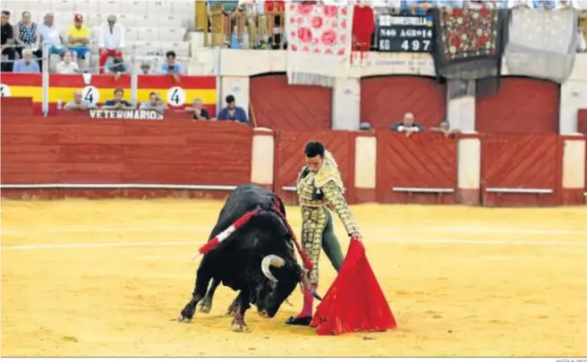  ?? JAVIER ALONSO ?? David de Miranda, debutante ayer en Almería, en un pasaje del toreo al natural que realizó frente al quinto de la tarde dentro de una faena cuyo premio se llevó por delante la espada.