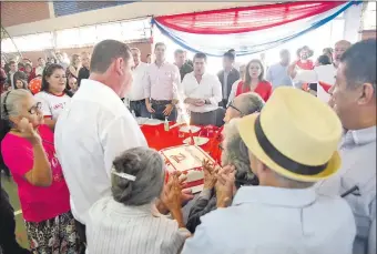  ??  ?? El presidente Horacio Cartes participó primero de varias actividade­s oficiales con Javier Zacarías Irún quien ayer cumplió 50 años. Después acompaño al diputado Romero Roa.