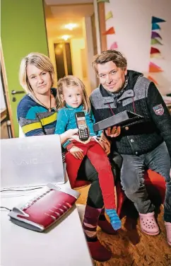  ??  ?? Nadine Lente und ihr Mann Urs Niclas Jarkowski und Tochter Bente hatten sechs Wochen kein Telefon, Internet und TV.