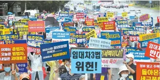  ?? Yonhap ?? A group of landlords protest the revision of the housing lease laws on Yeouido in Seoul, Saturday, one day after the new law went into effect.