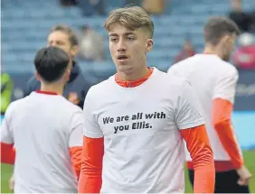  ?? ?? Sunderland players show their support for Ellis Taylor.