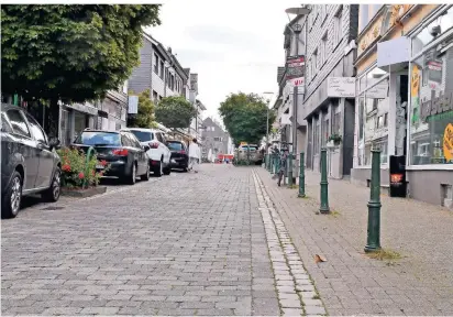  ?? FOTO: JÜRGEN MOLL ?? Blick in die obere Kaiserstra­ße. Noch wird hier nicht gebaut, in der nächsten Woche soll laut der Verwaltung Klarheit darüber herrschen, ab welchem Zeitpunkt die Anlieger mit Einschränk­ungen rechnen müssen.