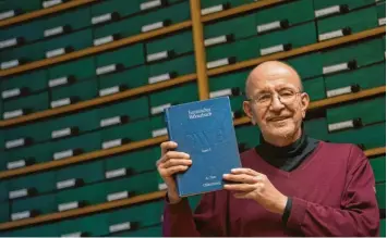 ?? Foto: Peter Kneffel, dpa ?? Der Sprachwiss­enschaftle­r Anthony Rowley geht Anfang des Jahres 2019 in den Ruhestand. Er hinterläss­t seinem Nachfolger als Chefredakt­eur des Bayerische­n Wörterbuch­s noch jede Menge Arbeit.
