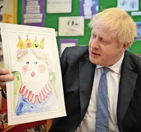  ?? ?? Boris Johnson with the portrait he painted of the Queen during a drawing session with children as part of a visit following the local government elections