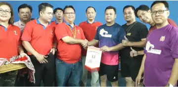  ??  ?? Nanta (fifth left) presents a souvenir to a representa­tive of one of the teams. Also seen are Maurice (second left), Ngalih (third left) and Churchill (fifth right)