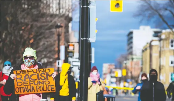  ?? PHOTOS: ASHLEY FRASER ?? Protesters rallied outside Ottawa police headquarte­rs on Elgin Street on Saturday where they demanded the release of 13 people arrested early Saturday morning.