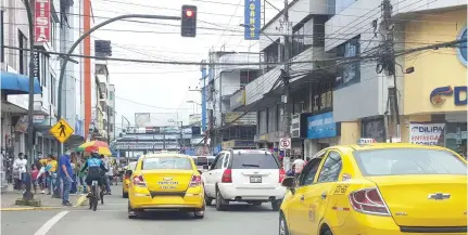  ??  ?? CONGESTIÓN. Pese al coronaviru­s las calles de la ciudad lucen llenas de vehículos.