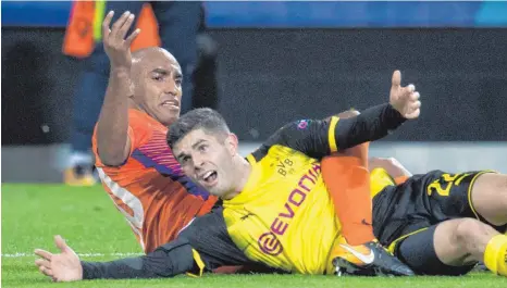  ?? FOTO: DPA ?? Dortmunds Christian Pulisic (re.) versucht hier an den Ball zu kommen, stürzt aber ebenso wie Carlao von Nikosia.