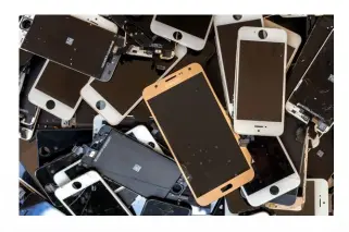  ??  ?? ABOVE A heap of discarded smartphone­s