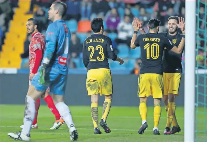 ??  ?? DOBLETE. Carrasco es felicitado por Saúl y por Gaitán después de marcar el cuarto gol, su segundo en el partido.