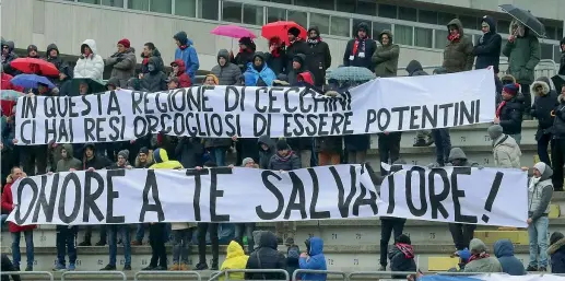  ??  ?? Allo stadio Lo striscione che ieri i tifosi del Potenza calcio hanno esposto per Salvatore Caiata, presidente della squadra, in corsa alla Camera col M5S che lo ha espulso perché indagato