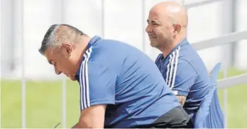  ??  ?? ► Sampaoli junto a Tapia durante la Copa del Mundo.