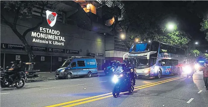  ?? (FEDERICO LÓPEZ CLARO) ?? La imagen del final de una jornada caótica. El ómnibus de Boca Juniors deja el estadio Monumental de Núñez cuando ya es de noche. Todo terminó muy mal.