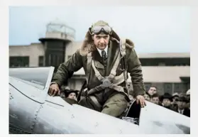  ??  ?? Howard Hughes est considéré comme l’un des pionniers de l’aviation civile pour avoir réalisé le tour du monde en un temps record. Pour s’orienter, il fit confiance aux chronomètr­es de navigation et aux chronograp­hes développés par Longines.