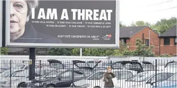  ?? FOTO: AFP ?? Un cartel en la ciudad de Manchester llama a no votar por la primera ministra, Theresa May.