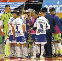  ?? JAIME GALINDO ?? David Marín da instruccio­nes en un tiempo muerto frente al Levante.