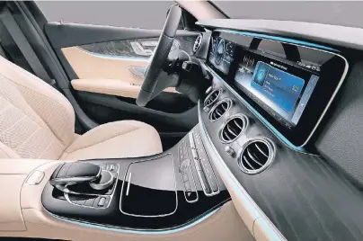  ?? FOTO: DAIMLER ?? In der E-Klasse von Mercedes hält ein großes Doppeldisp­lay den Fahrer durch virtuelle Instrument­e auf dem Laufenden.