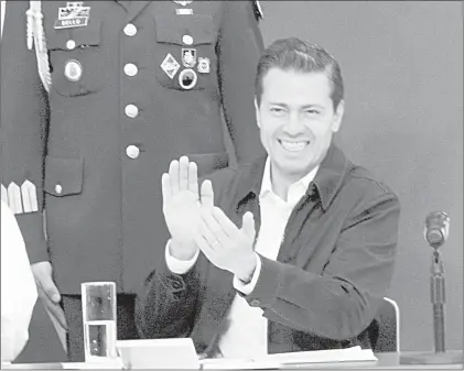  ??  ?? El presidente Enrique Peña Nieto durante el encuentro que sostuvo ayer con los usuarios de riego, en el Salón Manuel Ávila Camacho de Los Pinos ■ Foto Luis Humberto González