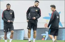  ?? FOTOS: MANEL MONTILLA ?? Paulinho, ayer cerca de Luis Suárez y Denis. André Gomes bromeó y Deulofeu regresó a la lista