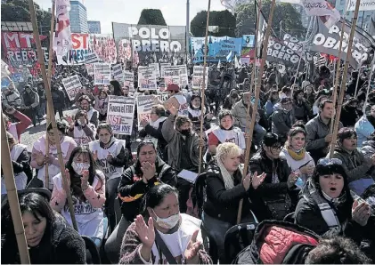  ?? ?? Marcha. Una protesta del Polo Obrero. Ese espacio de izquierda les exige a los beneficiar­ios participar.