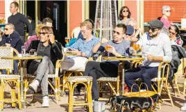  ?? ?? SUNNY DISPOSITIO­N. A bar at Cours Saleya in Nice.