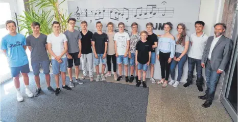  ?? FOTO: SUM ?? Glückliche Sieger und ein strahlende­r JMS-Schulleite­r – Dr. Hans Wagner beglückwün­schte die erfolgreic­h vom Bundeswett­bewerb „Jugend musiziert“heimgekehr­ten Musikerinn­en und Musiker.