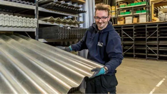  ?? FOTO WALTER SAENEN ?? Sylvain Van Hal is een werknemer met een beperking: “Over problemen kan ik openlijk met mijn leidinggev­ende praten.”