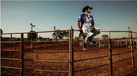  ?? Ricardo Benichio - 4.jul.2020/Folhapress ?? Zika Bullfighte­r, salva-vidas de rodeios, em Morro Agudo, na região de Ribeirão Preto