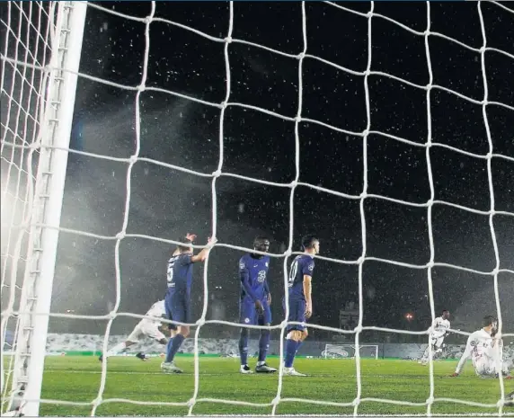  ??  ?? Los jugadores del Real Madrid celebran el gol de Benzema en la primera parte, obra de Benzema, mientras los del Chelsea se lamentan.