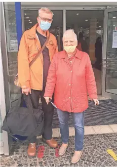  ??  ?? Walburga (68) und Theo (73) Pisanec ärgern sich, dass die Zeitfenste­r für beliebte Bäder schnell weg sind und einige „Reserviere­r“aber nicht hingehen.