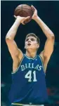  ?? Foto: Hubert Boesel, dpa ?? 1999: Nowitzki in seinem ersten NBA-JAHR.