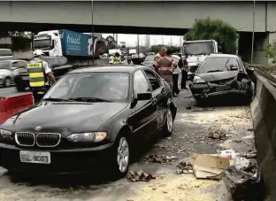  ?? TV Globo/Reprodução ?? BMW 320i (à esq.) e Honda Fit destruídos após o acidente; vítimas estavam de pé, no acostament­o da marginal, para ver suposto problema mecânico no BMW