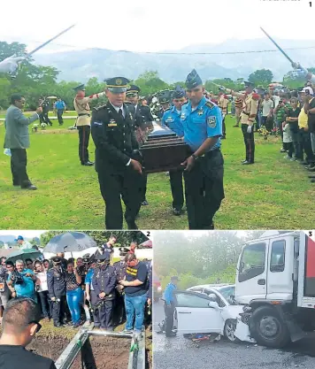  ?? FOTO: EL HERALDO ?? (1) Decenas de personas acompañaro­n el cortejo. (2) Familiares rompieron en llanto cuando descendier­on los féretros para darles cristiana sepultura. (3) Solo una persona sobrevivió al accidente.