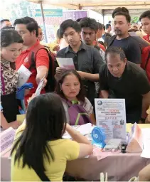  ??  ?? JOBSEEKERS queue at a Department of Labor and Employment (DoLE) job fair in Manila during Internatio­nal Labor day.