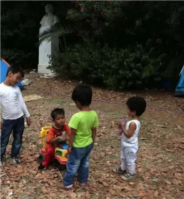  ?? FOTO ANADOLU AGENCY ?? Afghaanse kinderen spelen in het park Pedion tou Areos, een bekende prostituti­eplaats in Athene. “Vroeger zagen we hier geen kinderen”, zeggen sociaal werkers.