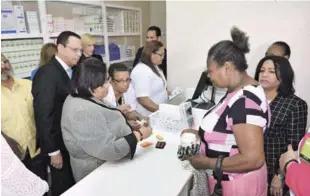  ?? JOSÉ ALBERTO/LISTÍN DIARIO ?? Sector salud. Los directores de Senasa, Mercedes Rodríguez, y de Promese/Cal, Antonio Peña Mirabal dejaron en funcionami­ento una farmacia del pueblo en el sector La Barquita Nueva,