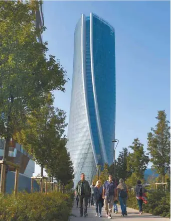  ?? MIGUEL MEDINA AGENCE FRANCE-PRESSE ?? La Generali Tower, au centre-ville de Milan. La tour a été imaginée par l’architecte britanno-irakienne Zaha Hadid, la première femme à avoir reçu le prix Pritzker, la plus prestigieu­se récompense pour un architecte.