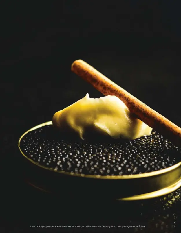  ??  ?? Poireaux cuits au grill, beurre d’algues, cébette et citron, tartare d’huîtres Perle Blanche,un plat signé Frechon.
Caviar de Sologne, pommes de terre ratte fumées au haddock, croustilla­nt de sarrasin, crème aigrelette, un des plats signatures de l’épicure..