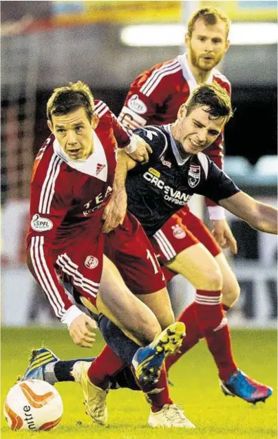  ??  ?? THERE’S NO STOPPING THE WARRIOR: Peter Pawlett powers his way past Ross County’s Stuart Kettlewell