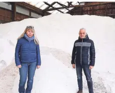  ?? FOTO: SIEWERT ?? Claudia Schmidt und Ulrich Dreesen im Salzlager. 1000 Tonnen haben die Technische­n Betriebe Remscheid gebunkert.