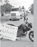  ??  ?? No hay paso a volteos”, se leía en
• una cartulina que colgaba de una motociclet­a a mitad de la carretera.