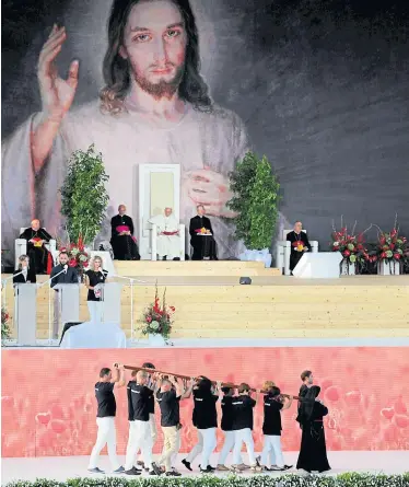 ?? Reuters ?? Der Papst und die katholisch­e Jugend: Kreuzproze­ssion im Błonia-Park in Krakau.