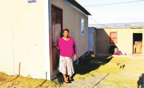  ?? Photo: Anele Mjekula ?? Thembakazi Mofu refuses to stay in the temporary structure that was provided by Makana because she claims her mud house is better than the structure.