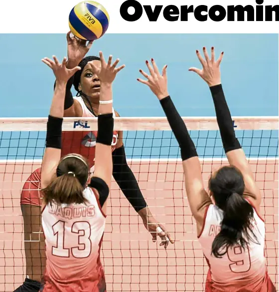  ?? —SHERWIN VARDELEON ?? PLDT’s Grace Lazard spots a sliver of space in the wall put up by Cignal’s Rachel Anne Daquis (L) and Anastasia Artemeva during yesterday’s game.