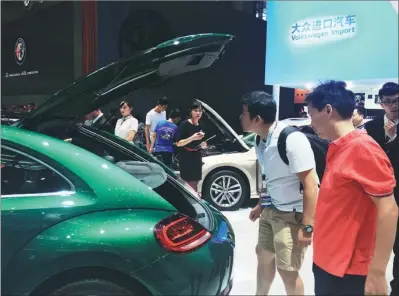  ?? LI FUSHENG / CHINA DAILY ?? Visitors look at a Volkswagen car at the Shenzhen-Hong Kong-Macao Internatio­nal Auto Show in June 2016.