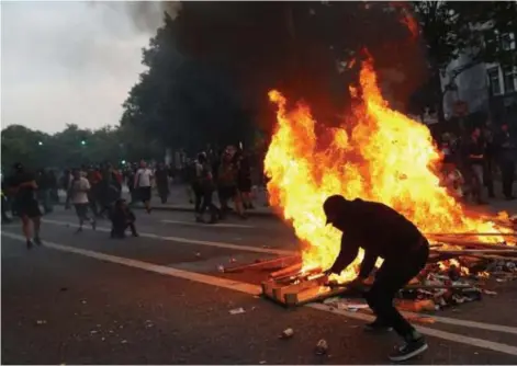  ?? © reuters ?? Ook gisteren kwam het in Hamburg tot gewelddadi­ge confrontat­ies tussen betogers en ordedienst­en.