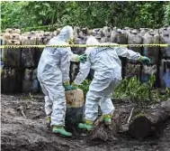  ??  ?? Metanfetam­ina. La droga fue encontrada en su estado líquido en bidones ocultos bajo tierra.